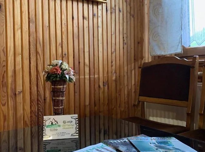 Erdei Szalonka Vendeghaz * Háromhuta